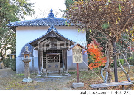 The sutra repository in the grounds of Kosanji Temple, a popular tourist spot in Shimonoseki City, in autumn 114081273