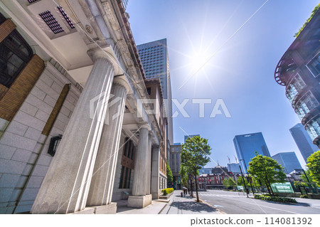 日本東京城市景觀的新景觀。夏日般的陽光…從丸之內眺望的東京站，綠意盎然=4月28日 114081392