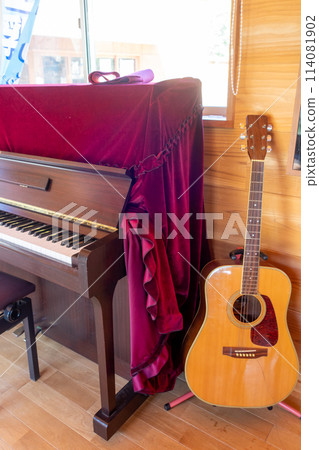 Old guitar and piano Old guitar and piano 114081902