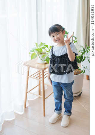 Children's summer clothing fashion coordination whole body (portrait) 114081953