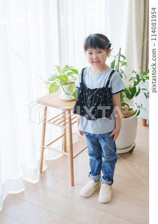 Children's summer clothing fashion coordination whole body (portrait) Children's summer clothing fashion coordination whole body (portrait) 114081954