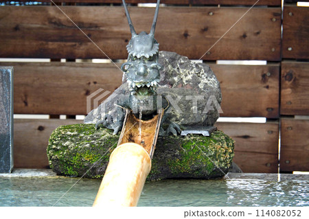 Chozuba (water washing facility) at the guardian deity Hikawa Shrine [Kawaguchi City, Saitama Prefecture] 114082052