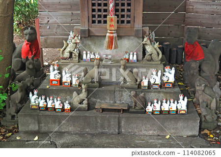 Inari Shrine, a shrine within the grounds of the guardian deity Hikawa Shrine [Kawaguchi City, Saitama Prefecture] 114082065