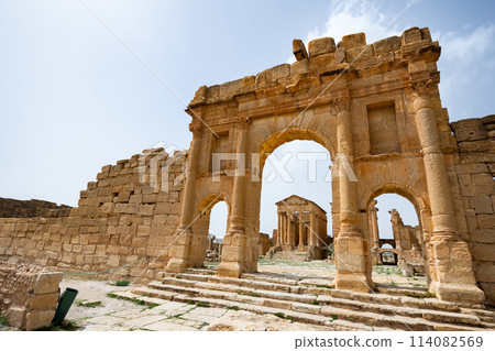 Arch of Antoninus Pius and Capitoline Temples in archeological site of Sufetula 114082569