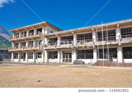 [The damaged building of the former Onokiba Elementary School] Fukae-cho, Minamishimabara City, Nagasaki Prefecture 114082901