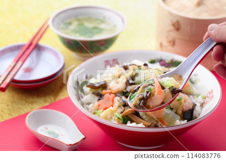 中國飯碗有很多配料 114083776