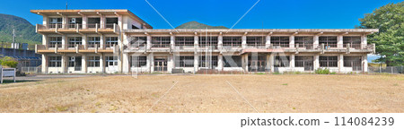 [The damaged school building of the former Onokiba Elementary School] (High resolution version) Fukae-cho, Minamishimabara City, Nagasaki Prefecture 114084239