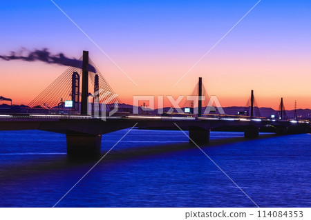 Twinkle's magic hour on the Isewan Expressway in Mie Prefecture (Wangan Ibigawa Bridge) Twinkle's magic hour on the Isewan Expressway in Mie Prefecture (Wangan Ibigawa Bridge) 114084353