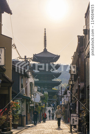 從八坂通（夢見坂）看到的八坂塔的晨景 114084655