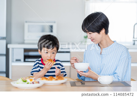 父母和孩子吃早餐。 114085472
