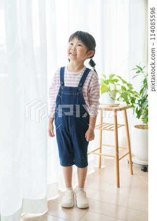 Smiling child's spring outfit, full body fashion coordination 114085596