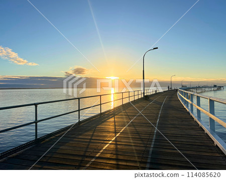從碼頭看到的日出 114085620