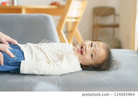 Baby lying on sofa Baby lying on sofa 114085964