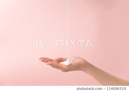 女人手上滴著保濕霜的部位 114086319