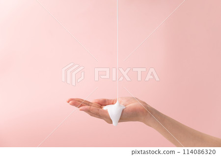 女人手上滴著保濕霜的部位 114086320