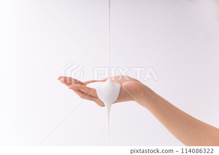 女人手上滴著保濕霜的部位 114086322