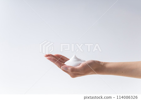 手拿著洗面乳泡沫 114086326