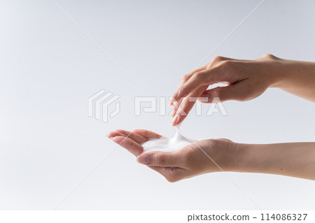 Hands lathering facial cleanser 114086327
