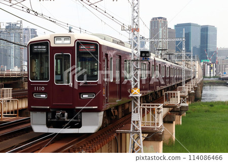 穿越新淀川大橋的阪急神戶本線1000系列列車（特快列車） 114086466