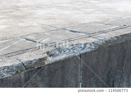Cracked concrete 114086773