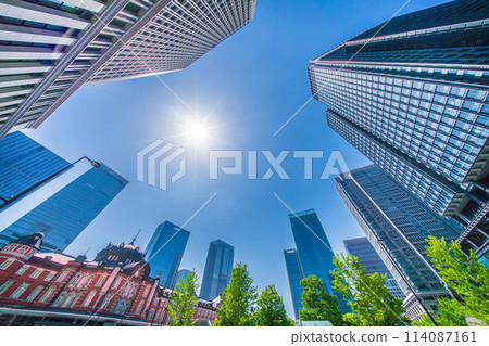 Tokyo cityscape in Japan: Summer-like sunshine...view of Tokyo Station's red brick building and the Marunouchi buildings...ray of hope = 28th 114087161