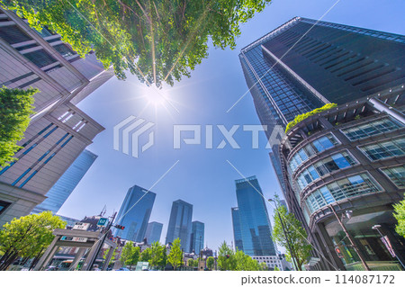 Tokyo cityscape in Japan: Summer-like sunshine...view of Tokyo Station's red brick building and the Marunouchi buildings...ray of hope = 28th 114087172