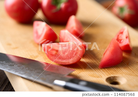Cut tomatoes on a cutting board 114087568