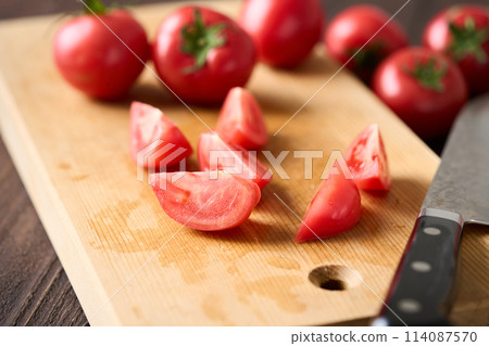 Cut tomatoes on a cutting board 114087570