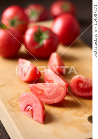 Cut tomatoes on a cutting board 114087571