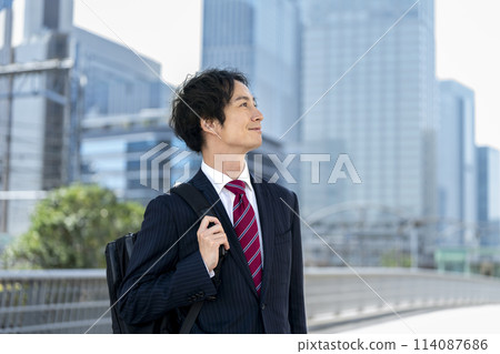 Businessman in his 30s profile 114087686