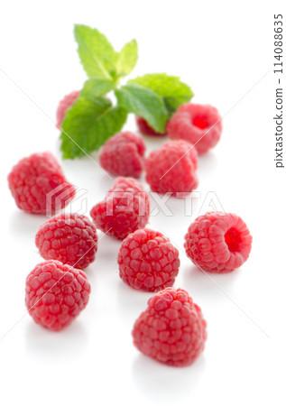 Ripe red raspberry 114088635