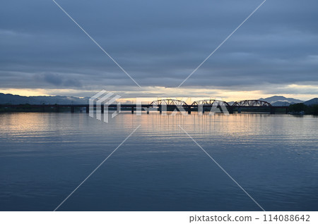 早上在河床上 114088642