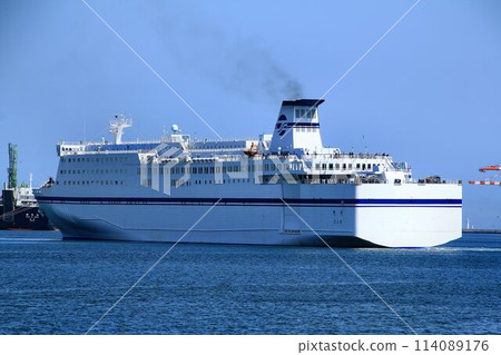 Nagoya, Sendai, Tomakomai...Large ferries travelling across the Pacific Ocean 114089176