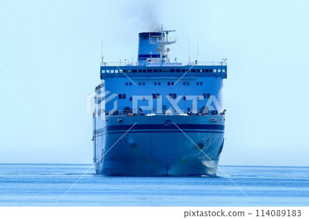 Nagoya, Sendai, Tomakomai...Large ferries travelling across the Pacific Ocean 114089183