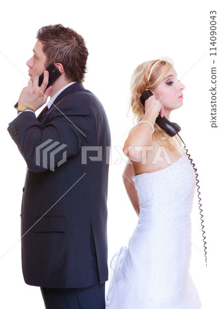 Groom and bride calling to each other 114090043