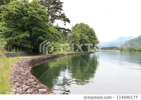 Walk along Lake Kizaki while admiring the mountain ranges 114090177