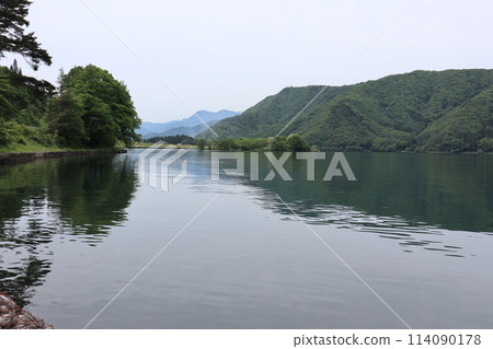 Quiet Lake Kizaki in early summer Quiet Lake Kizaki in early summer 114090178