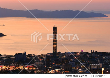 【香川縣】黃昏時從青山展望台看到的金塔及其街景(金塔亮燈) 【香川縣】黃昏時從青山展望台看到的金塔及其街景(金塔亮燈) 114090438