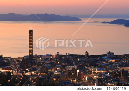 【香川縣】黃昏時從青山展望台看到的金塔及其街景（金塔亮燈） 114090439