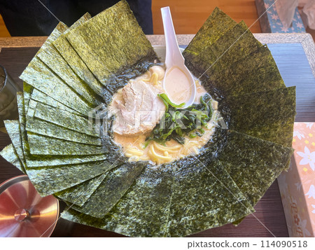 Ramen filled with seaweed 114090518