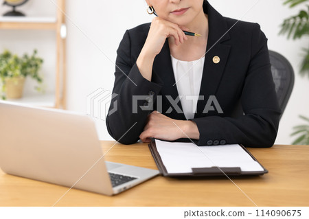 Business woman, middle-aged woman, lawyer, worried 114090675