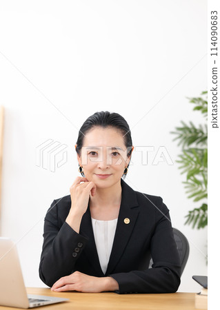 Business woman, middle-aged woman, lawyer, chin resting Business woman, middle-aged woman, lawyer, chin resting 114090683