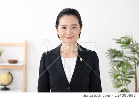 Businesswoman, middle-aged woman, lawyer 114090698