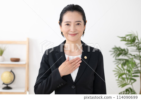 Businesswoman, middle-aged woman, lawyer 114090699