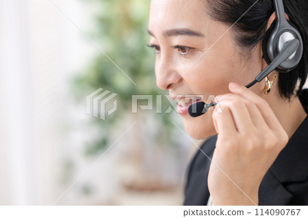 Business woman, middle-aged woman, headset 114090767