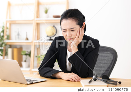 女商人，中年婦女，擔心 114090776
