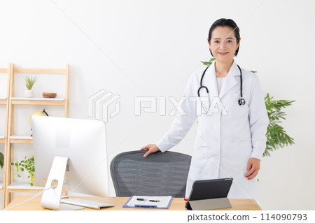 Middle-aged woman, white coat, standing 114090793