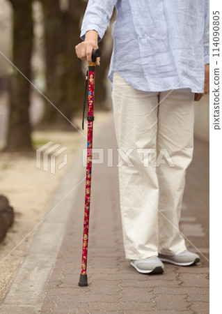 拿著拐杖的中年婦女的手 114090805