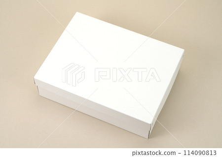 Plain white box with lid 114090813