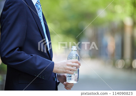 商業形象穿著西裝拿著塑膠瓶的年輕人 114090823